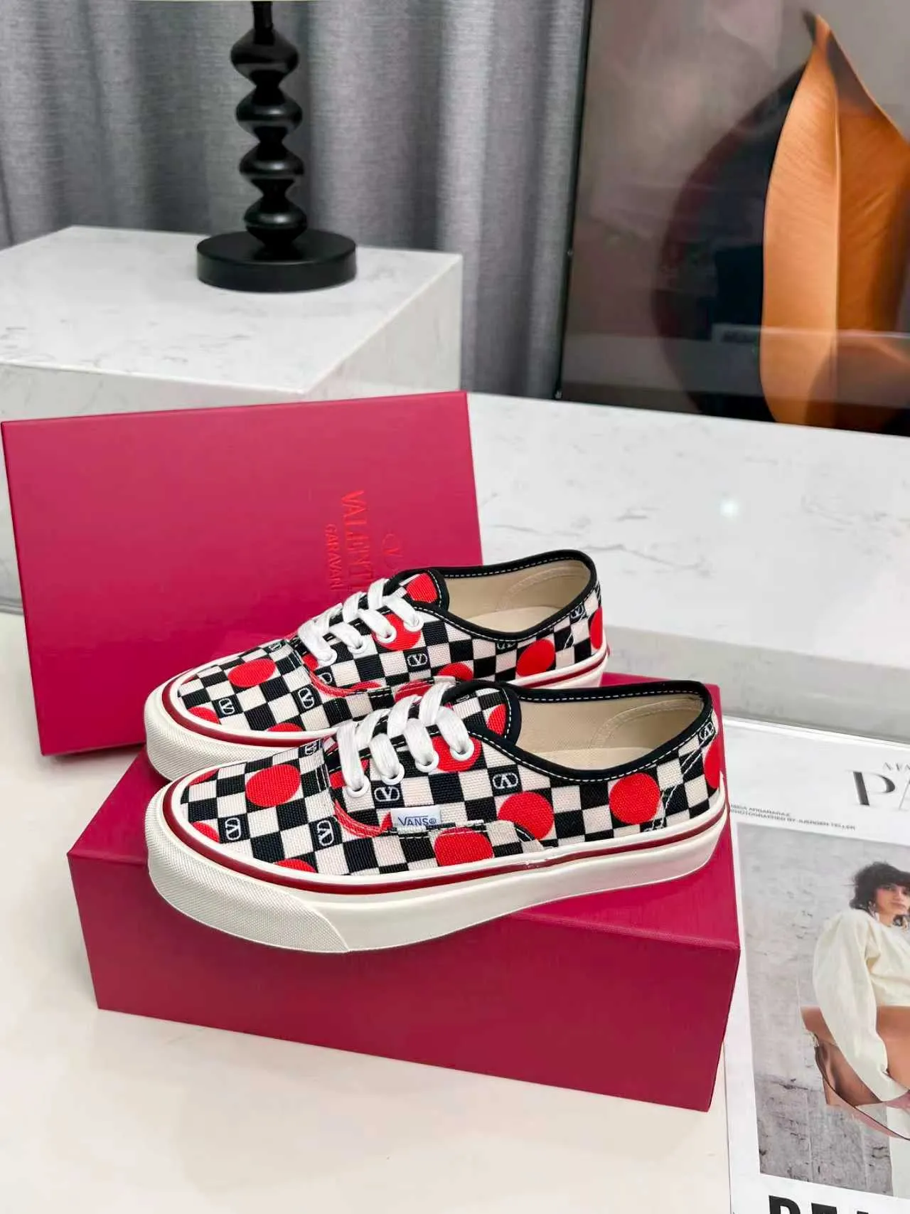 [Valentino Giving classic shoes a personality that spans the ages. Many celebrities - Jolin Tsai. Yang Zi. Liu Wen. Ma Baiquan. Choi Soobin. freen. Song Zuer. JJ Lin. zel. Cecilia Cheung. shark. Xin Yunlai...same style.